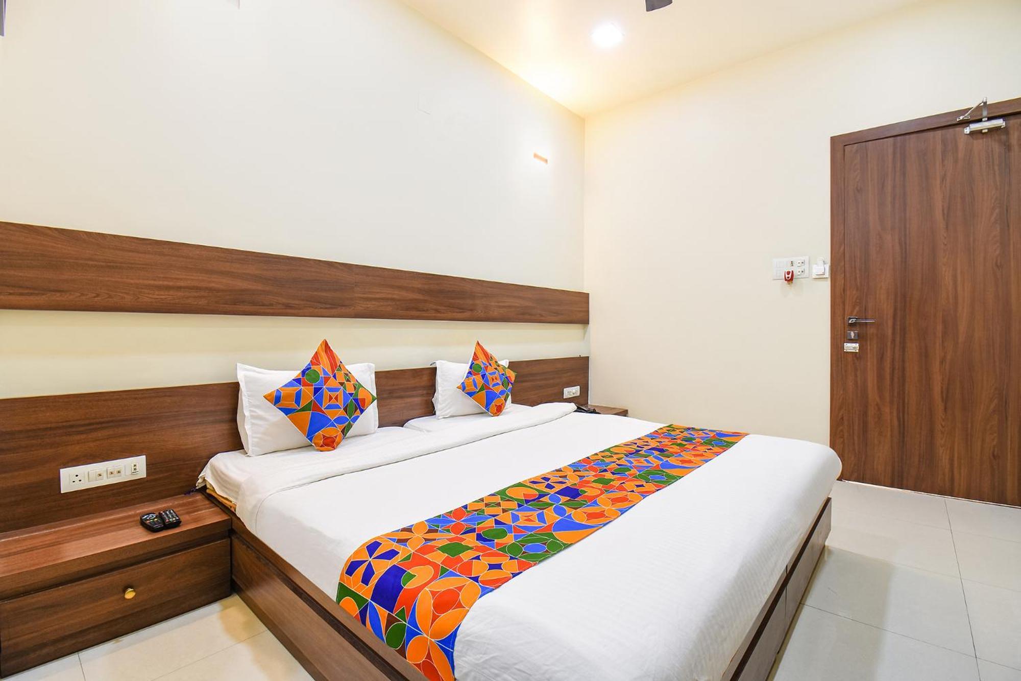 Fabhotel Royal Suits - Nr Mahadji Shinde Chhatri Mundhva Exterior foto