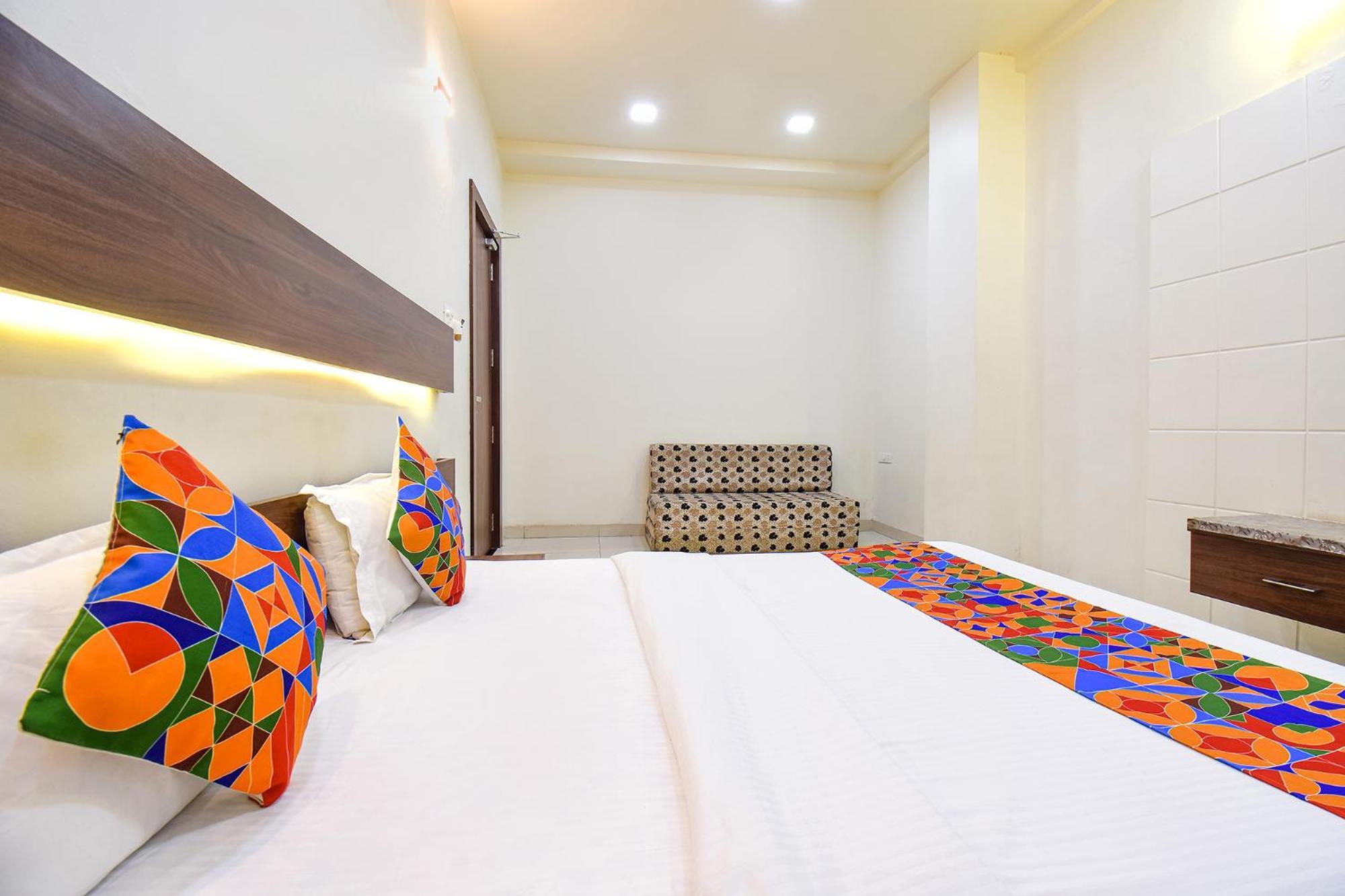 Fabhotel Royal Suits - Nr Mahadji Shinde Chhatri Mundhva Exterior foto
